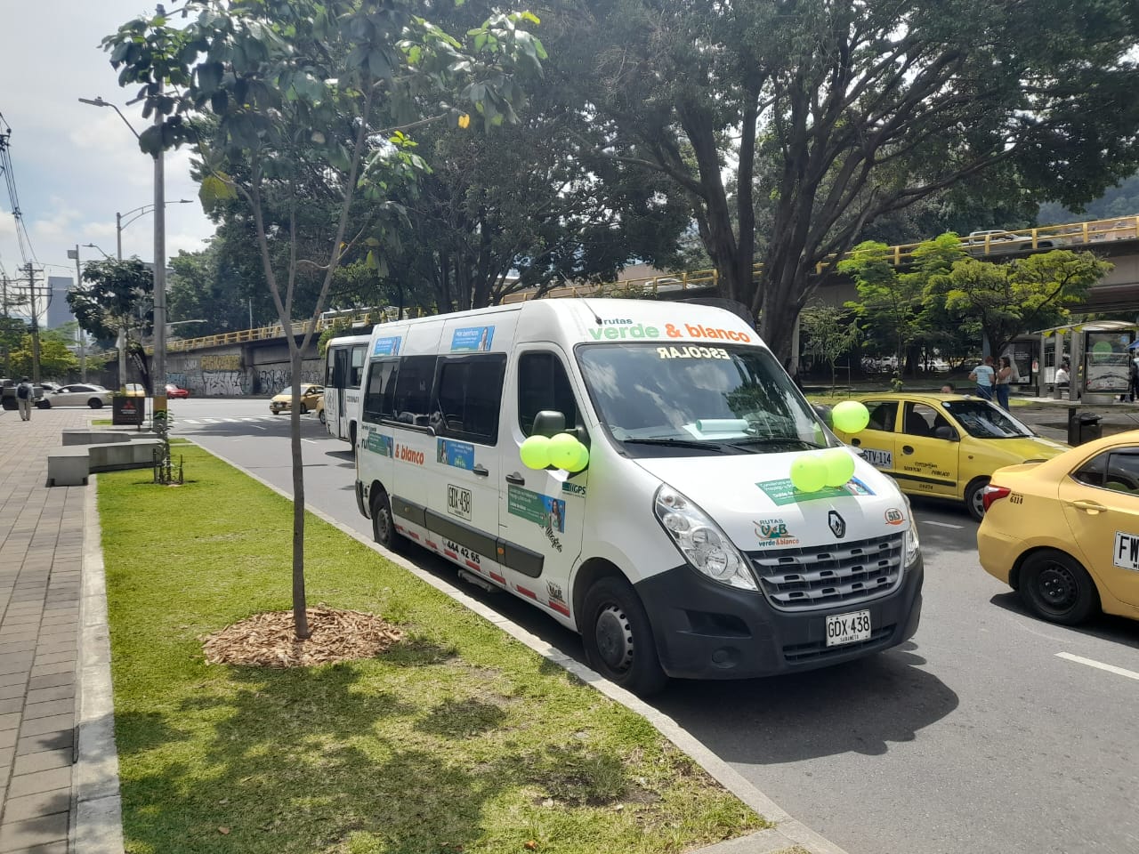 Activación de marca junto a un vehículo de Rutas Verde y Blanco